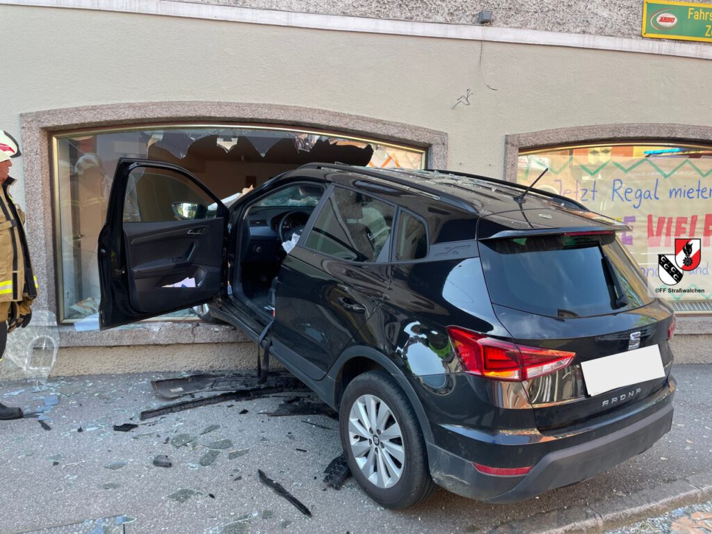 Aufräumen nach Verkehrsunfall – Auto in Schaufenster